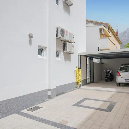 Apartment Beautiful In With Wi-fi Makarska